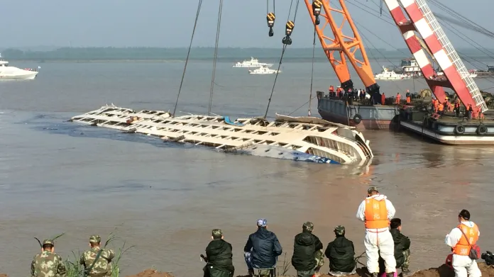 Čínští záchranáři rovnají potopenou loď