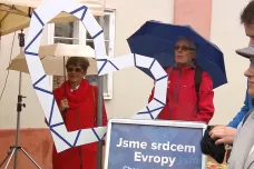 Politické strany finišují s kampaní před eurovolbami. Lídři i přes deštivé počasí vyrazili do ulic 