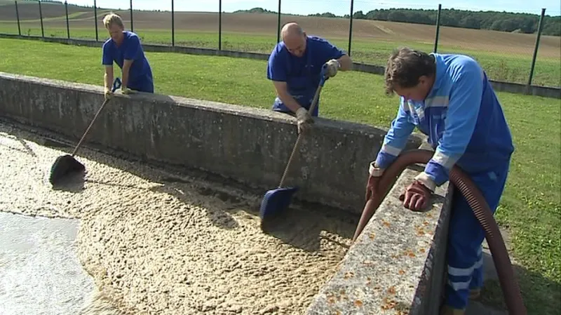 Kaly se musí z hladiny odstranit manuálně