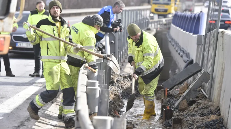 Opravy středního pásu D1 na 98. kilometru, kde vytékala voda na vozovku
