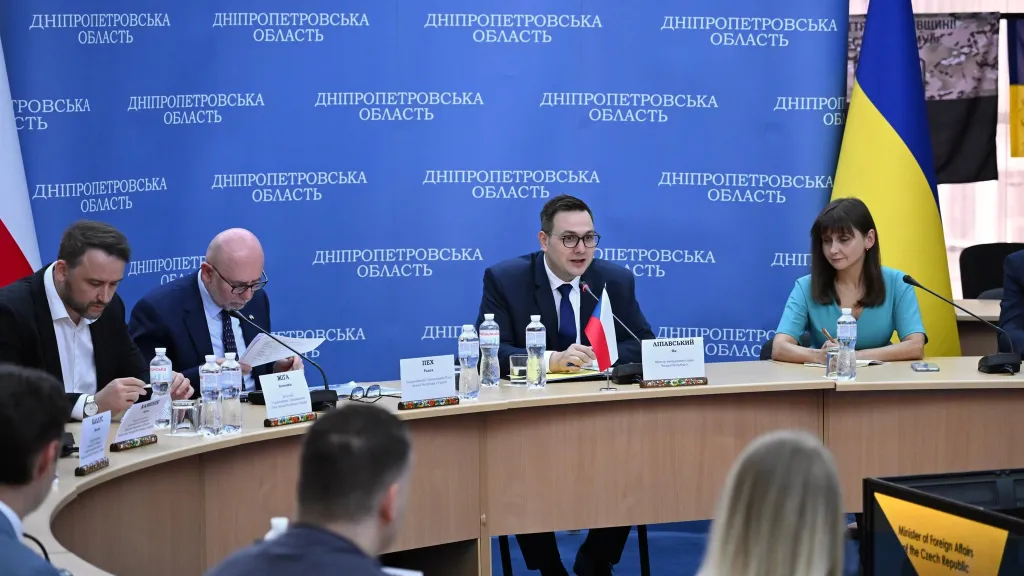 Ministr zahraničí Jan Lipavský při jednání v Dnipru