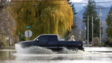 Kanadu a USA postihly kvůli silným dešťům rozsáhlé záplavy. Fotografie ukazují situaci v Britské Kolumbii a v americkém státě Washington