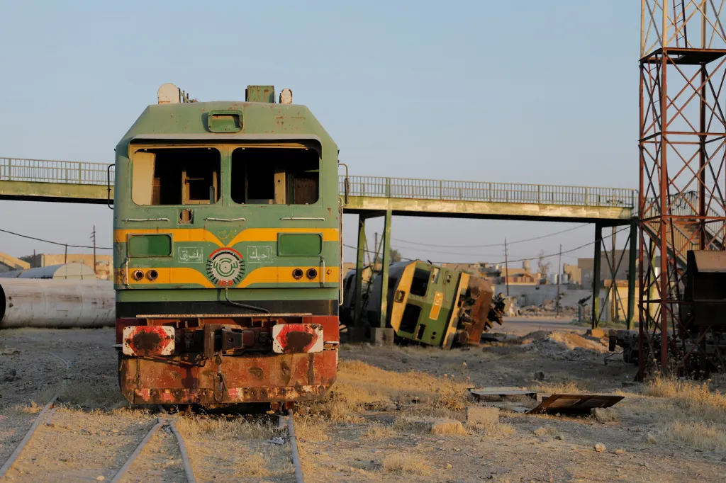 Nádraží v Mosulu a snímek dvou zničených lokomotiv