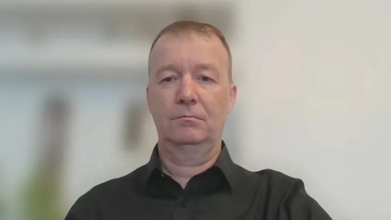 Komentátor Petr Honzejk k mimořádné schůzi sněmovny