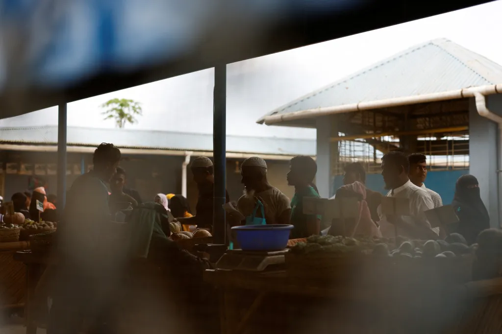 Rohingští uprchlíci stojí ve frontě na potravinovou pomoc z distribučního centra Světového potravinového programu (WFP)