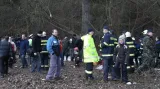Práci hasičů a pyrotechniků přihlížejí desítky lidí
