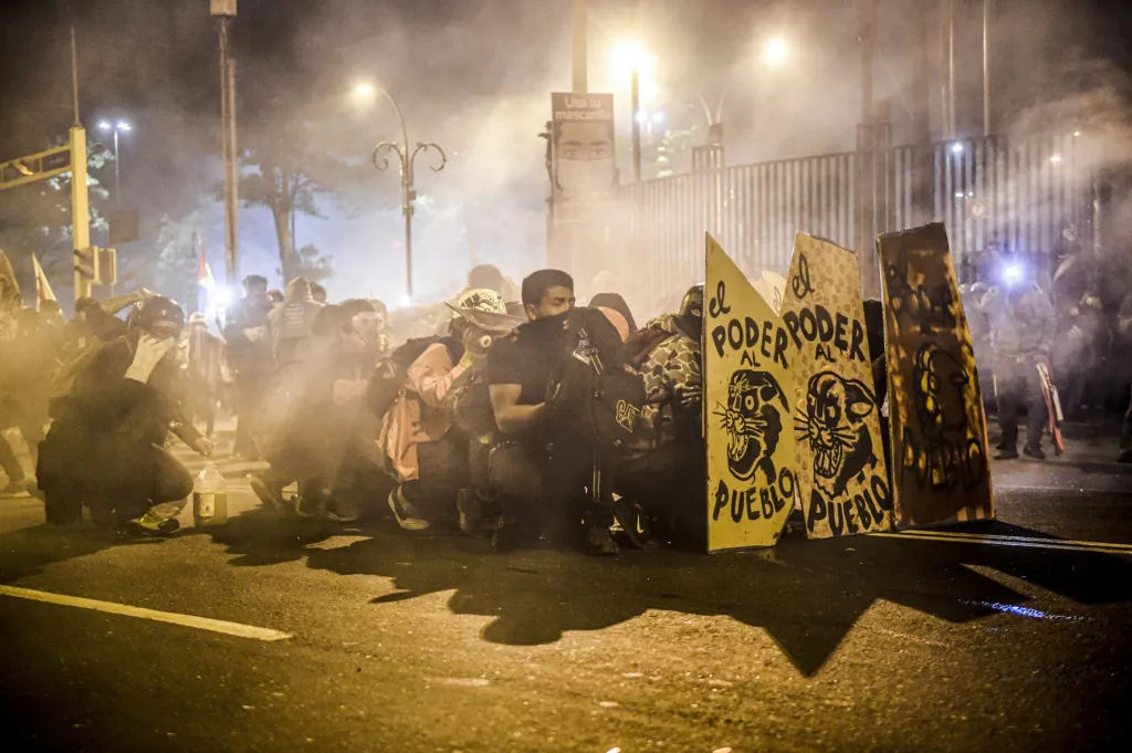 V listopadu se k moci v průběhu necelého týdne dostali tři prezidenti, což vedlo k masivním protestům po celé zemi. Dne 14. listopadu vyšly do ulic desítky tisíc lidí oblečených do černé barvy. V Limě byli při násilných střetech s policií zabiti dva lidé a více než 100 dalších bylo zraněno