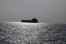 Někteří dopravci se vracejí do Rudého moře. Věří mezinárodní koalici, která má bránit útokům na lodě