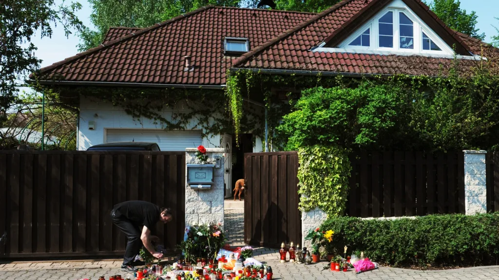 Pietní místo u rodinného domu Ivety Bartošové