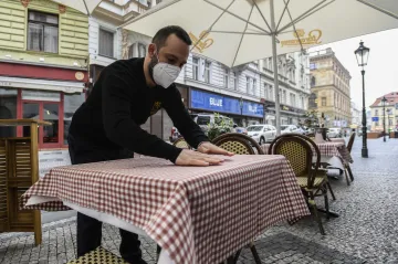 Soud zrušil aktuální regulaci restaurací a heren, od pondělí má platit nové opatření