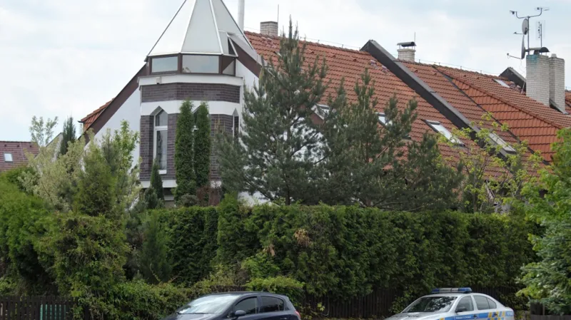 Policejní vůz před domem Davida Ratha v Hostivici