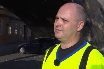 Muž, který odstranil graffiti z Karlova mostu, byl ve vězení. Podle Hřiba si trest odpykal, teď přináší užitek