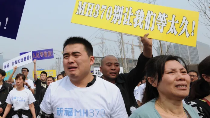 Protesty čínských příbuzných před malajsijskou ambasádou