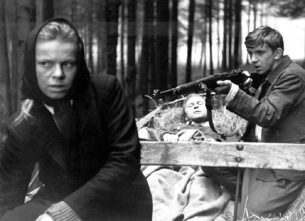 První větší filmovou rolí Ivy Janžurové byla venkovanka Krista, kterou vojáci wehrmachtu donutí odvézt je k hranici. Drama o pomstě z posledních dnů druhé světové války pod názvem Kočár do Vídně natočil Karel Kachyňa. Film z poloviny šedesátých let překvapil tím, že opustil pohled na Němce jako na ty zlé a Čechy ty dobré. „Těch vážných rolí už moc nebylo,“ posteskla si herečka při uvádění digitálně restaurovaného snímku na festivalu v Karlových Varech v roce 2015