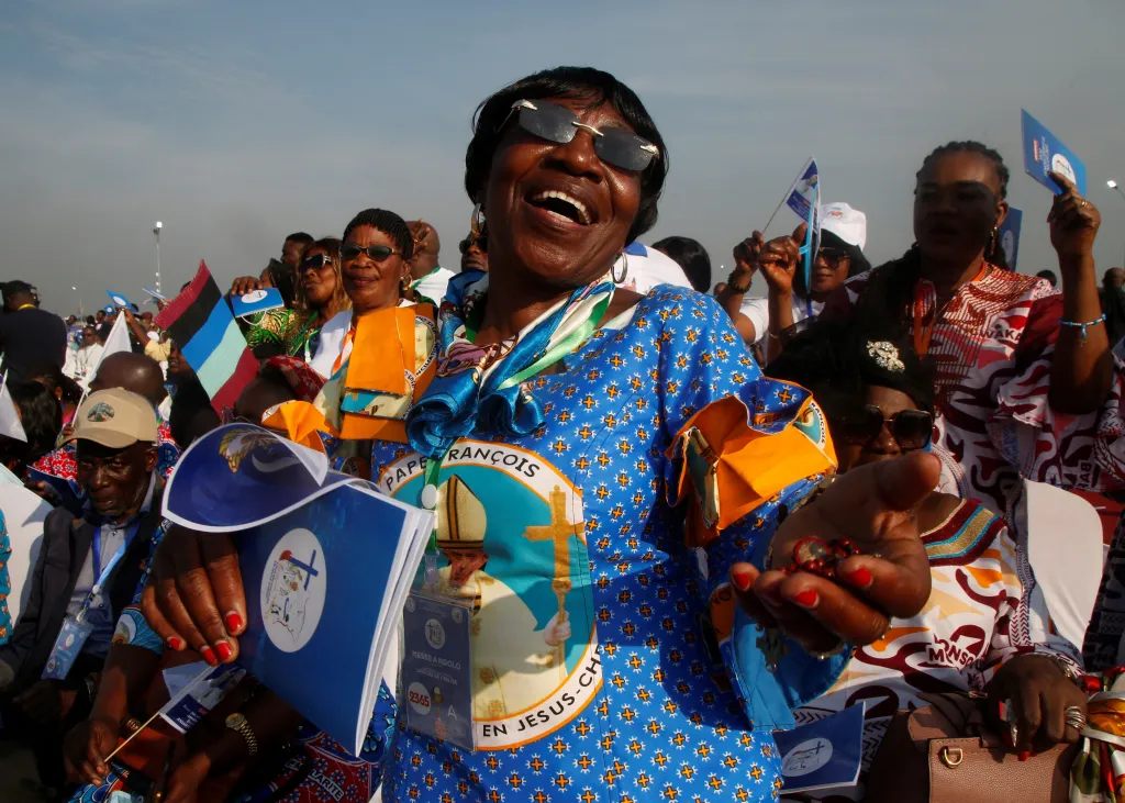 Lidé vítají papeže Františka u letiště Ndolo