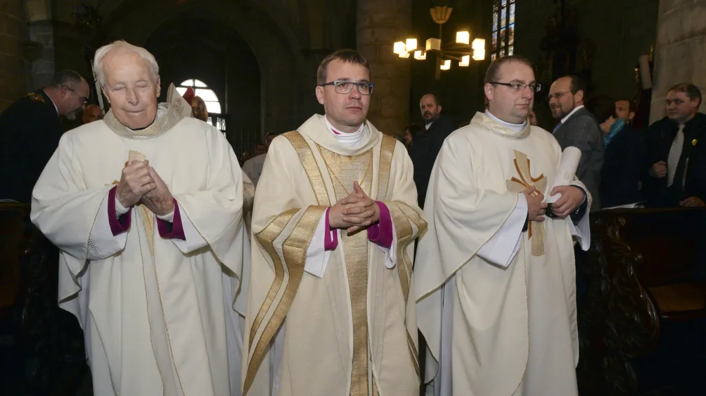 Tomáš Holub (uprostřed) během plzeňského svěcení