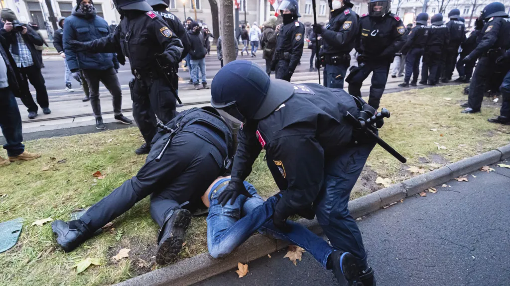 Zásah policistů při demonstraci ve Vídni