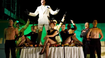 Močohrad: Muzikál o městě, kde se nesmělo čůrat zadarmo