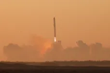 Kosmická loď Starship krátce po startu a oddělení od nosné rakety explodovala