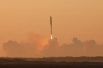 Kosmická loď Starship krátce po startu a oddělení od nosné rakety explodovala