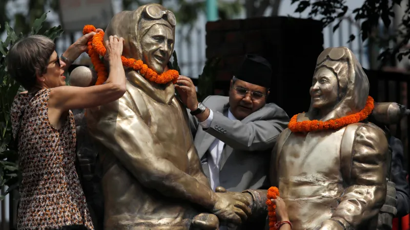 Dcera Edmunda Hillaryho umisťuje květiny na sochu svého otce a šerpy Tenzinga Norkeje