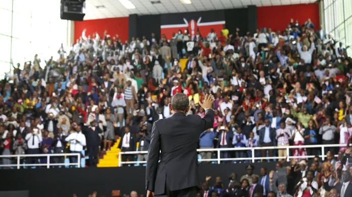 Barack Obama po projevu na stadionu Kasarani