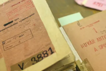 Lustrační zákon platí už třicet let. Přežil pochybnosti i snahy o zrušení