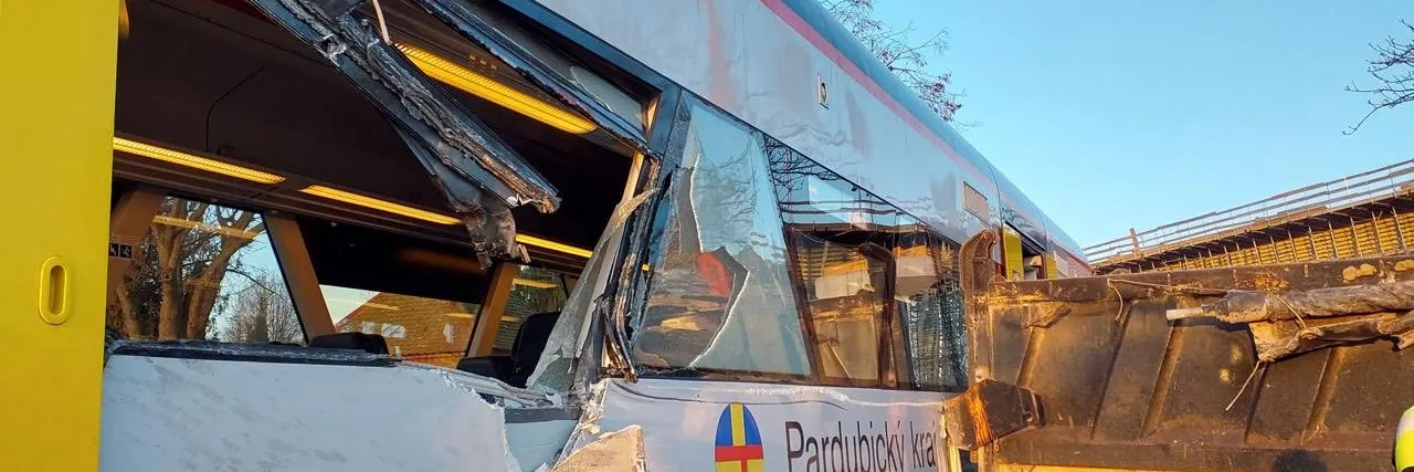 Na Orlickoústecku se srazil vlak s nákladním autem