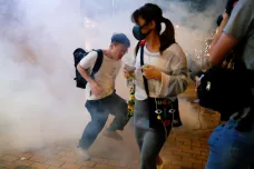 Ohně a demolice obchodů, Hongkong se opět bouřil. Policie použila slzný plyn