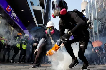 V Hongkongu přituhuje. Městem pochodovaly tisíce lidí, v sobotu byl jeden z demonstrantů pobodán