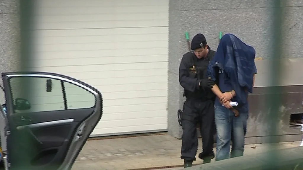 Zlínská policie odvádí zadrženého muže
