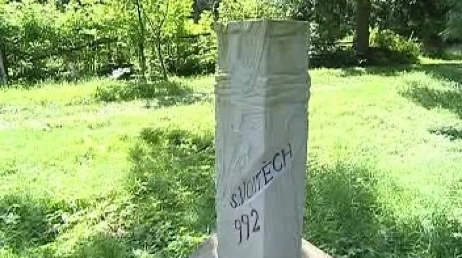 Na Zlaté cestě jsou osazené milníky sv. Vojtěcha, Jana Lucemburského, Karla IV. a Jana Husa.