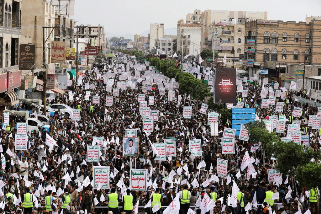 Největší počet stoupenců šíitského islámu se nachází v Íránu, Ázerbájdžánu, Bahrajnu a Iráku. Na snímku je zaznamenán slavnostní pochod z jemenské metropole Saná, kde šíité tvoří zhruba 10 až 15 procent z celkové populace