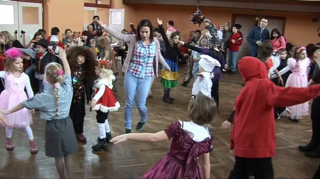 Děti v karnevalovém reji