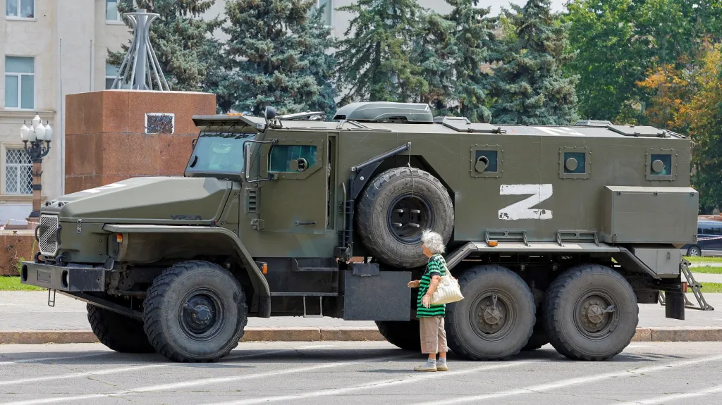 Obrněný vůz ruských jednotek ve městě Cherson