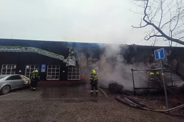 Na letišti v Točné hořel hangár. Před plameny včas unikli lidé i letadla