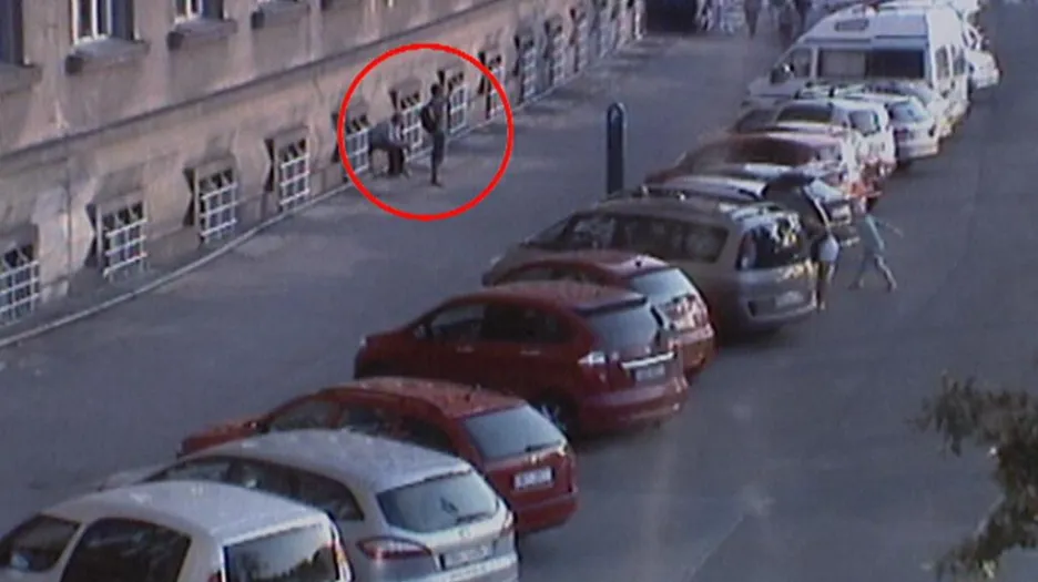 Zloději si vyhlížejí auto k vykradení