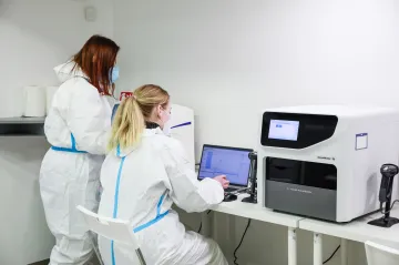 Sedmidenní incidence v Česku klesla pod 500. V Německu se blíží rekordní hodnotě