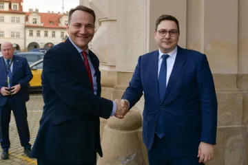 V některých oblastech ve V4 shodu nenajdeme, uvedli Lipavský a Sikorski po jednání v Praze