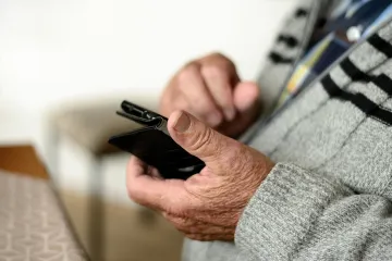 Víc seniorů nachází cestu k chytrým telefonům, roste obliba streamovacích služeb