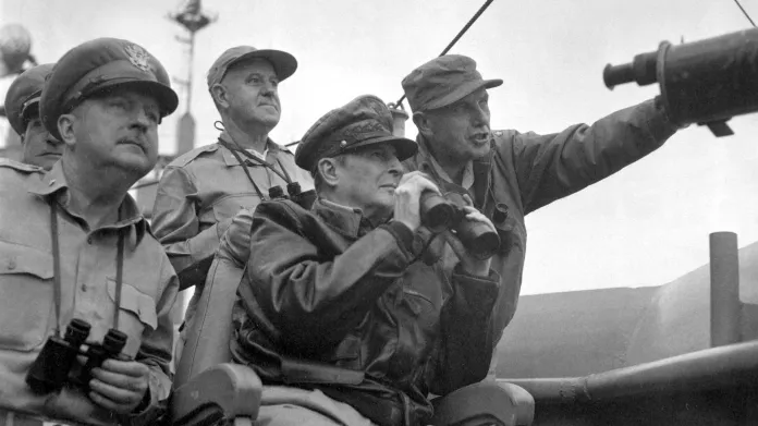 Americký generál Douglas McArthur (uprostřed) v roce 1950