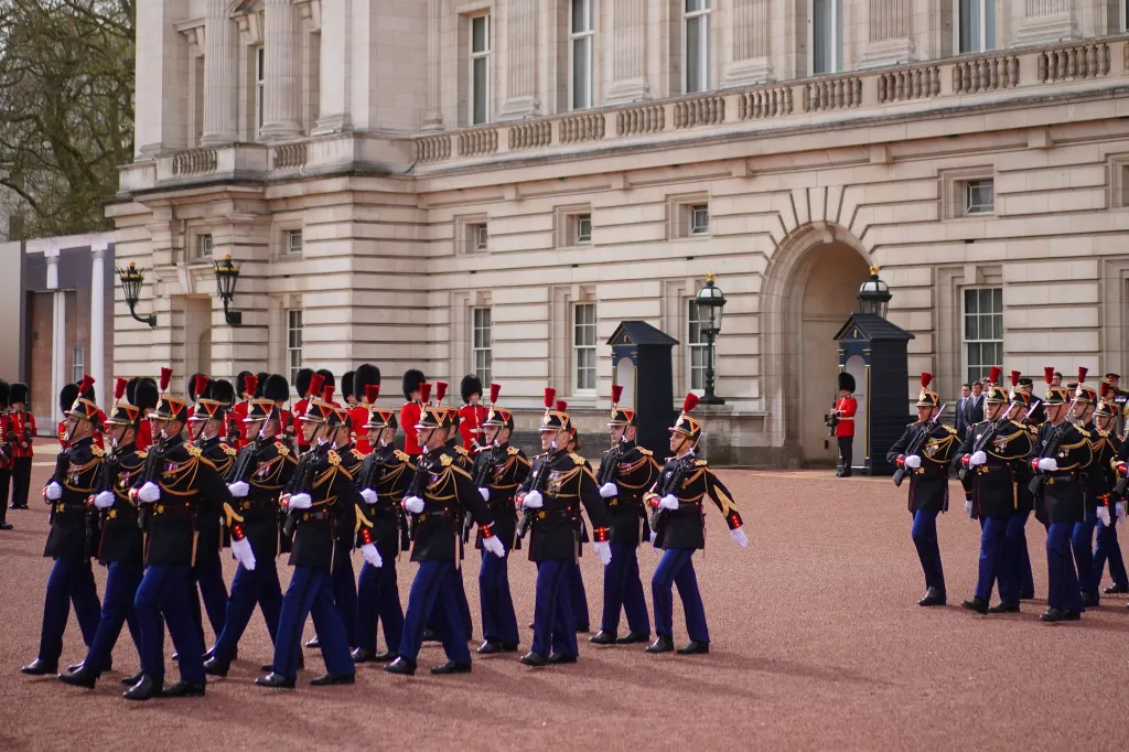 Francouzské četnictvo Garde Republicaine přichází do Buckinghamského paláce během slavnostního ceremoniálu střídání stráží