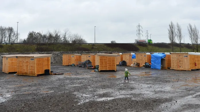 Přístřešky nového tábora u Calais