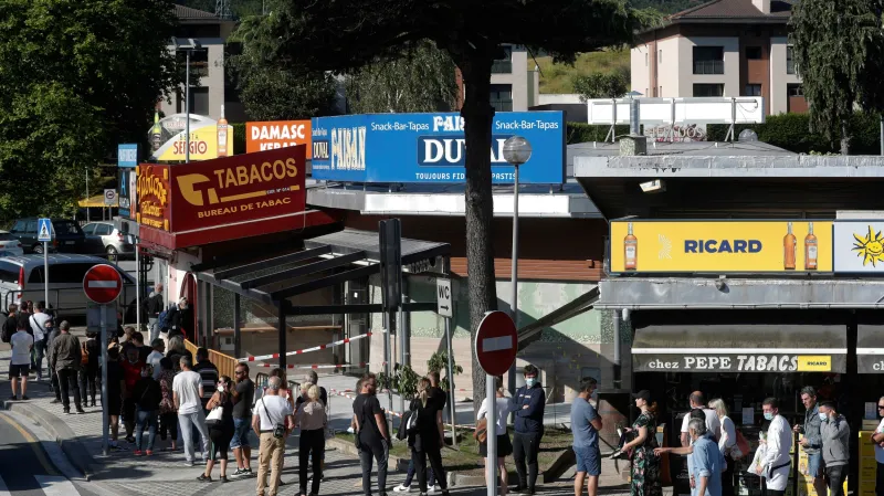 Lidé na znovuotevřeném hraničním přechodu mezi Španělskem a Francií