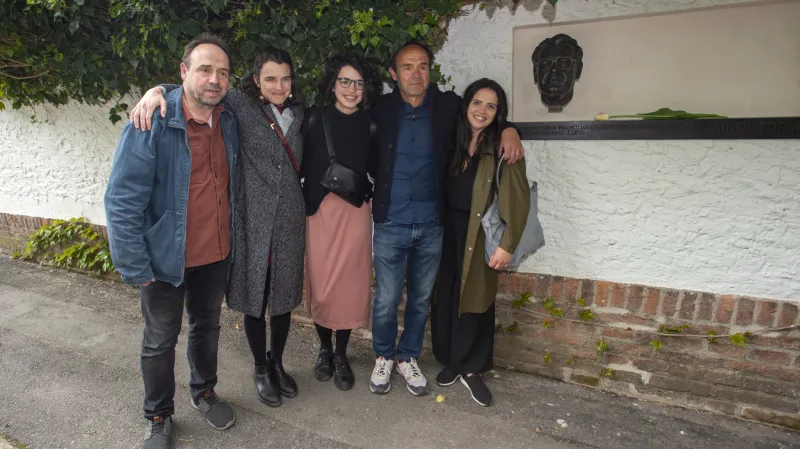 Na rodinné fotografii nechybí díky bustě ani Miloš Forman