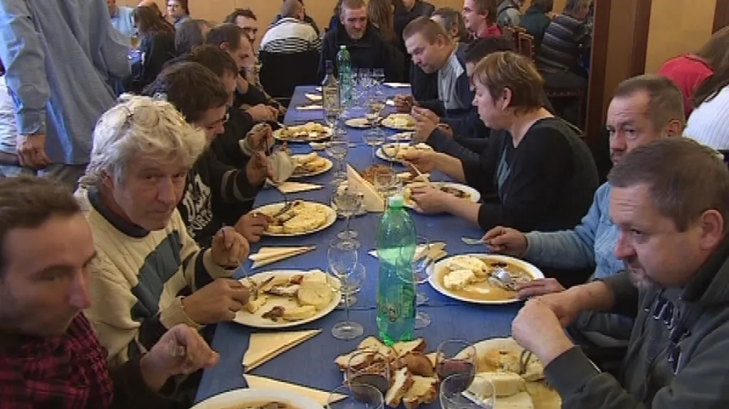 Charitativní oběd pro bezdomovce