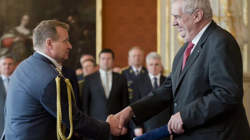 Prezident Zeman jmenoval Petra Mikulenku do hodnosti generála