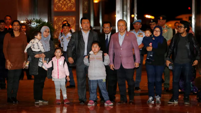 Devět propuštěných Malajsijců s malajsijským ministrem zahraničí (třetí zprava)