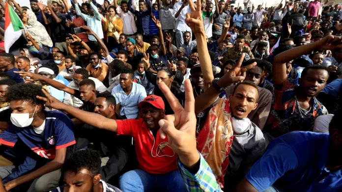 Demonstranti v Súdánu slaví pád prezidenta Bašíra