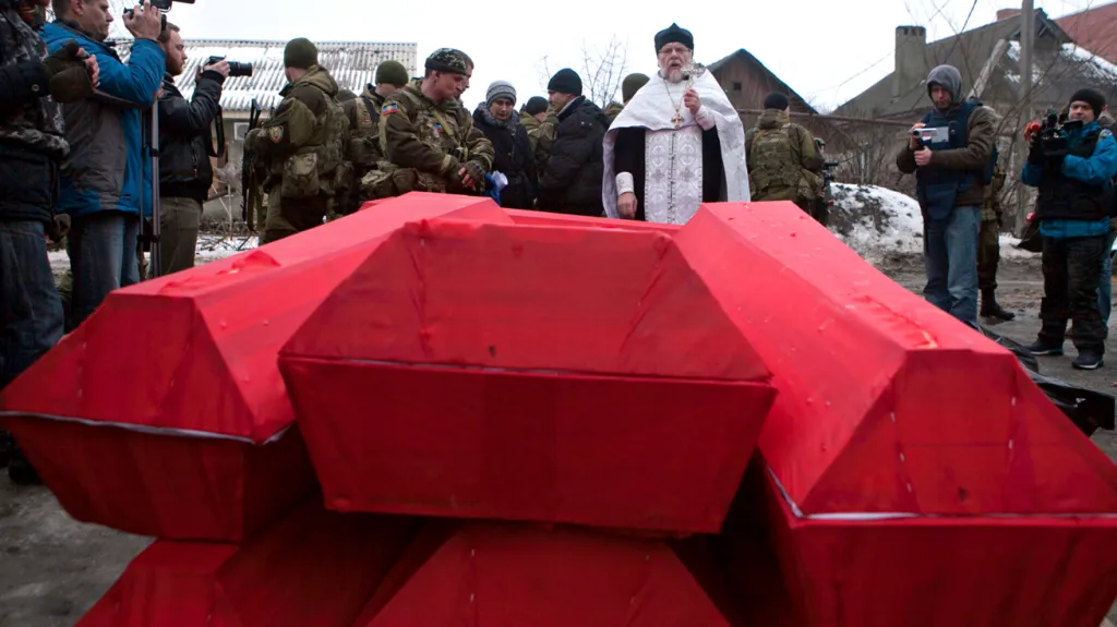 Separatisté předali Kyjevu rakve s těly ukrajinských vojáků